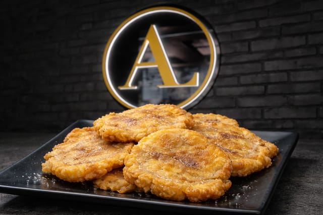 3 Patacones