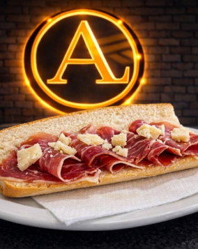 Bocadillo Jamón Queso y Tomate