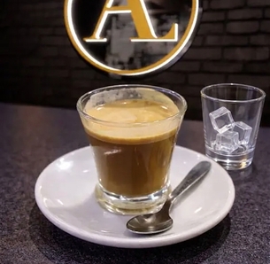 Café Cortado con Hielo