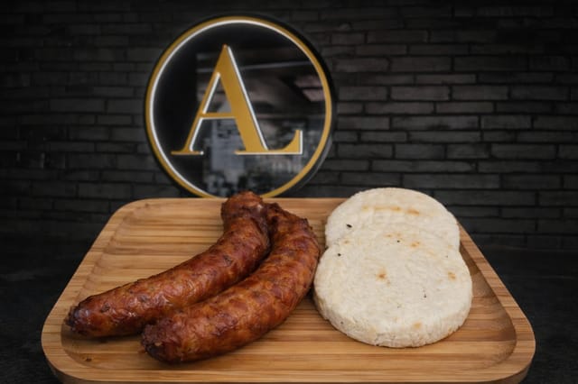 Chorizo Ahumado con Arepa