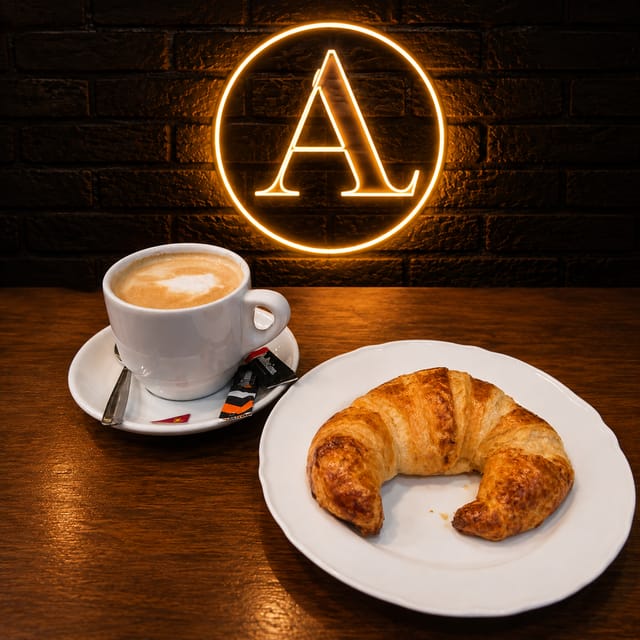 Cruasán de Mantequilla y Café con Leche