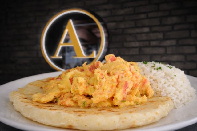 Huevos Pericos con Arroz y Arepa