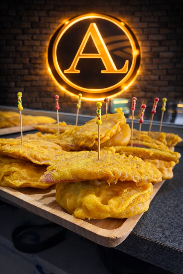 Papa Aborrajada con Salchichón